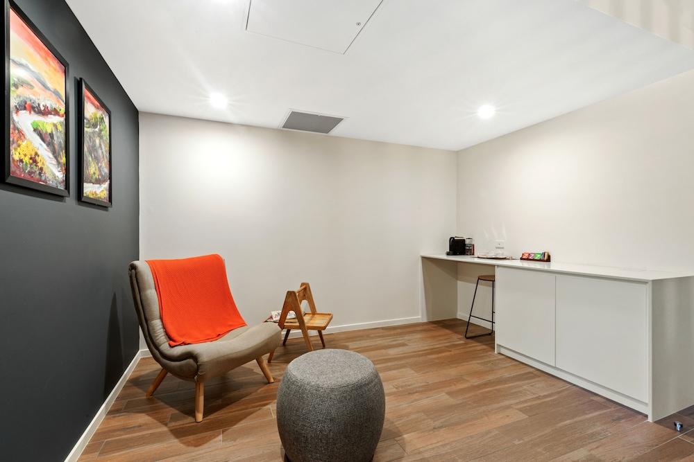Altitude On Montville Exteriör bild A room at the Australian Film Institute