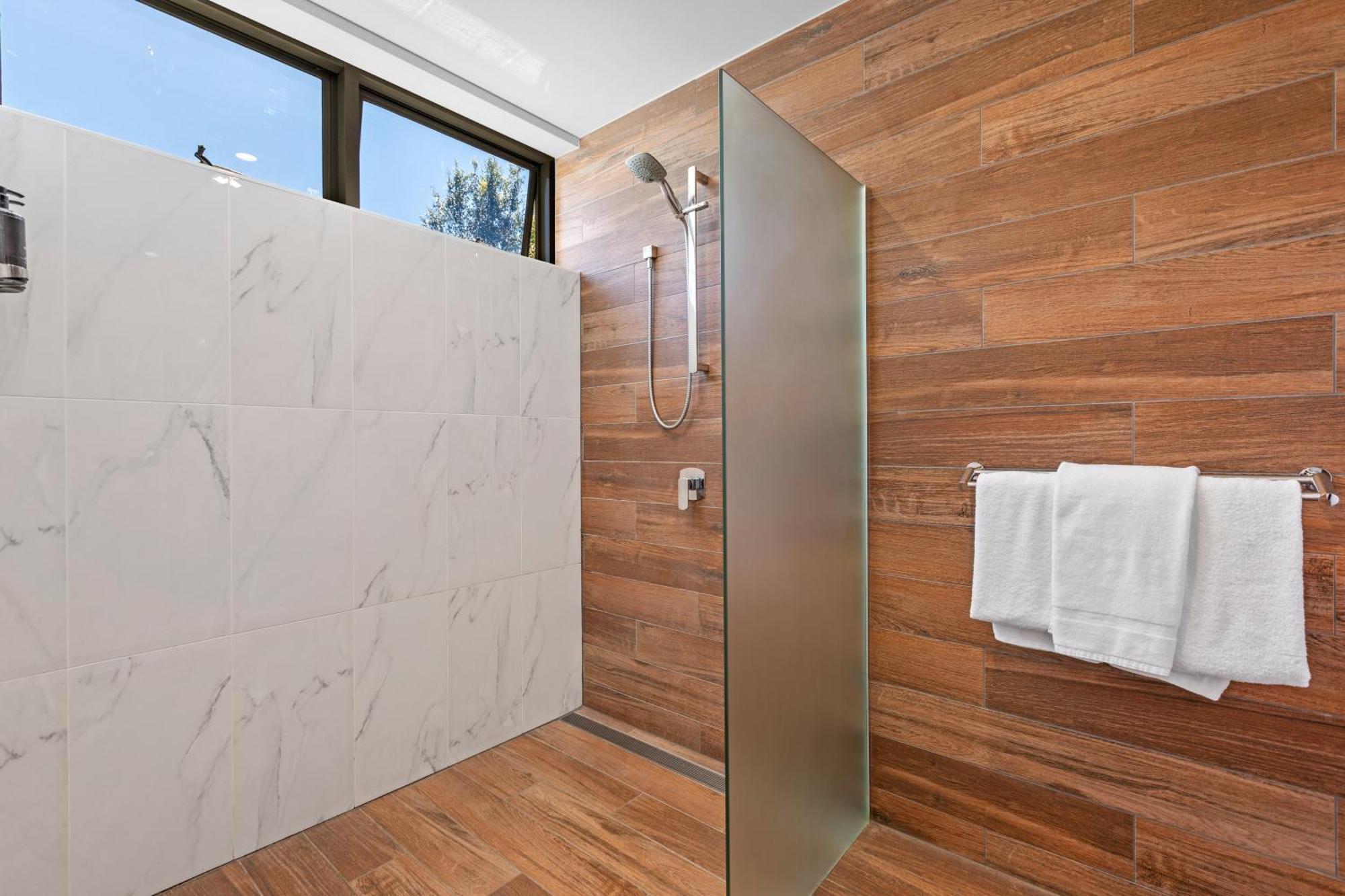 Altitude On Montville Rum bild A shower with a fixed shower head and handheld shower head