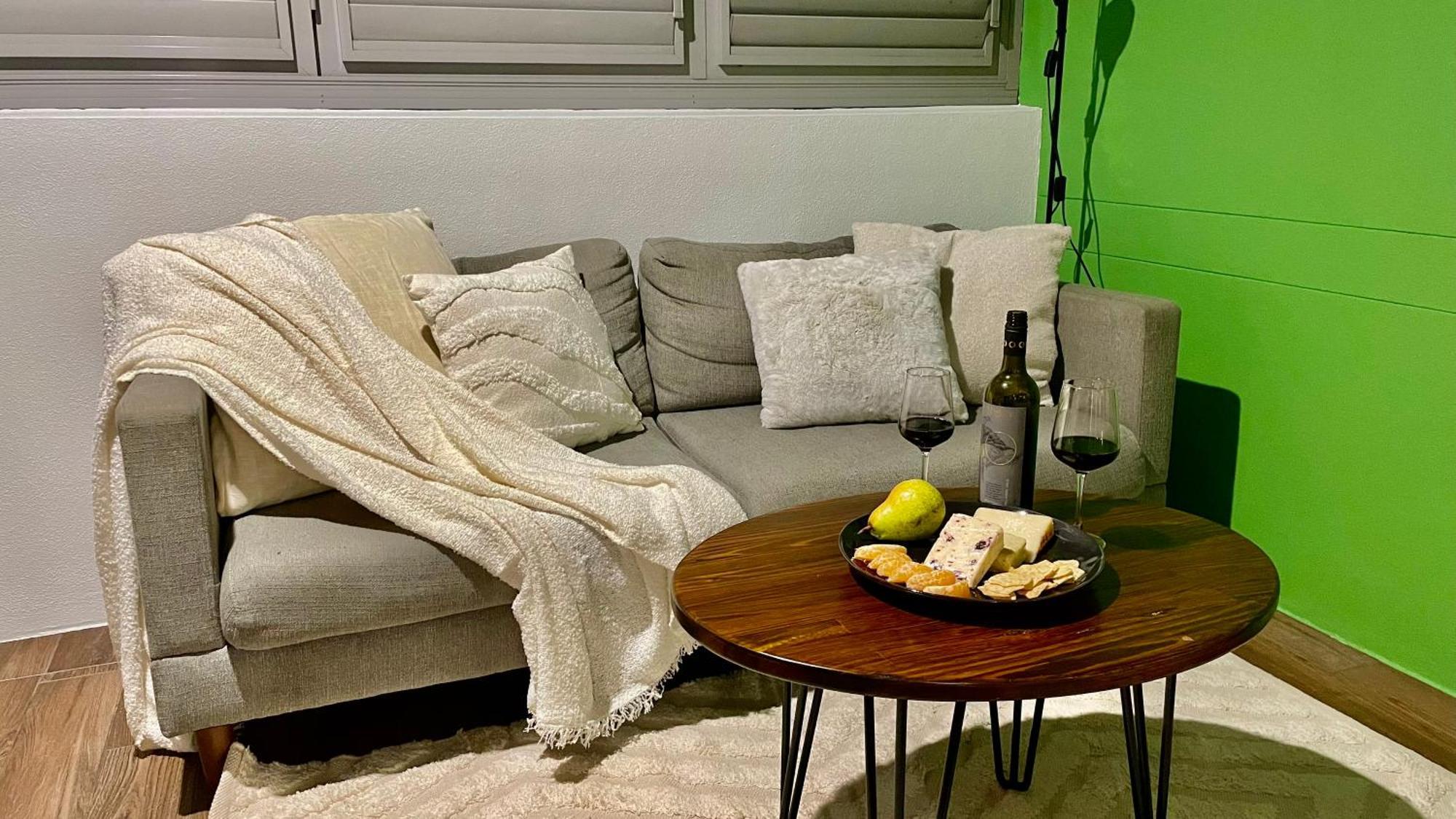 Altitude On Montville Rum bild A throw on a sofa