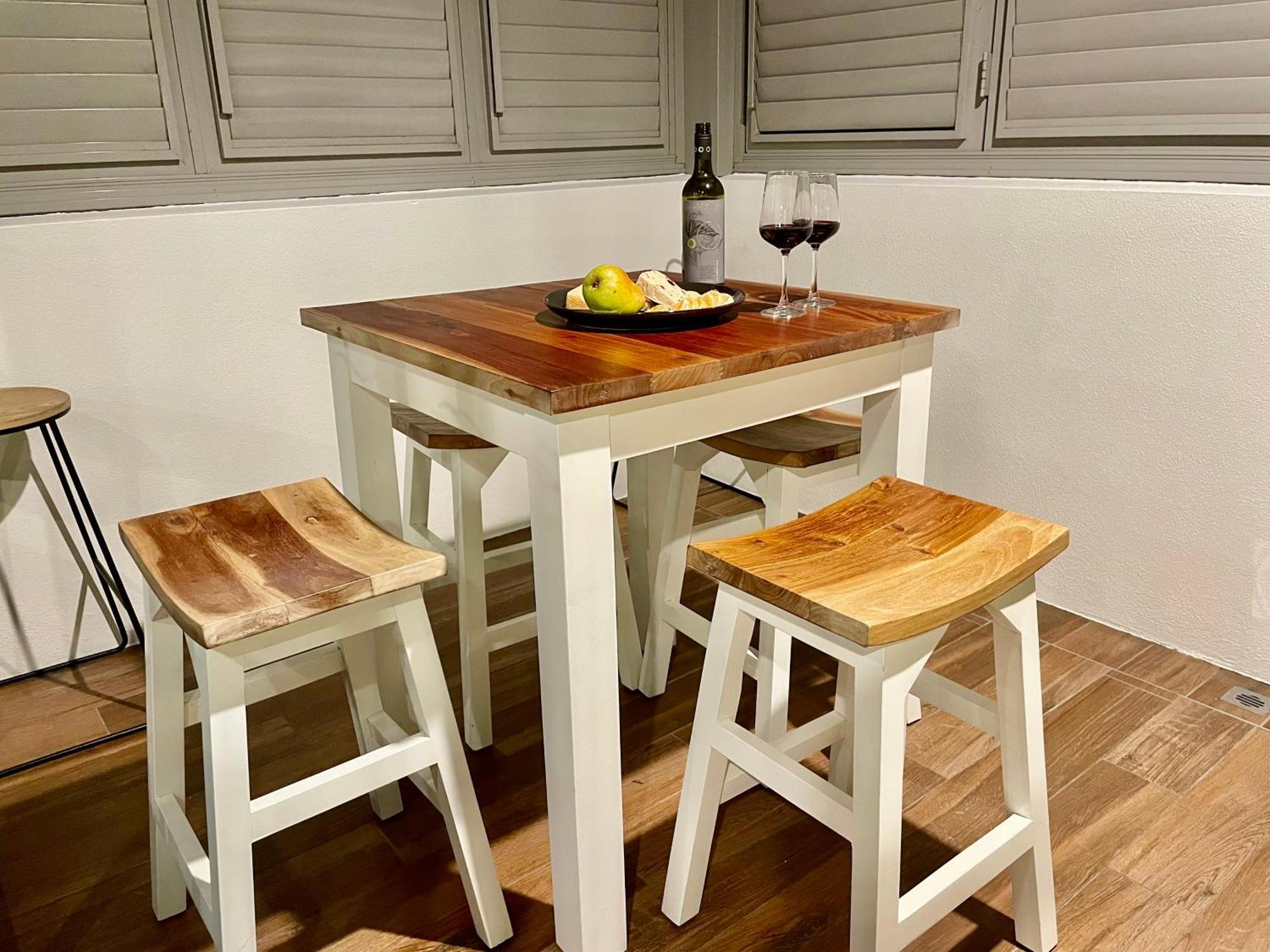 Altitude On Montville Rum bild A bar table with bar stools