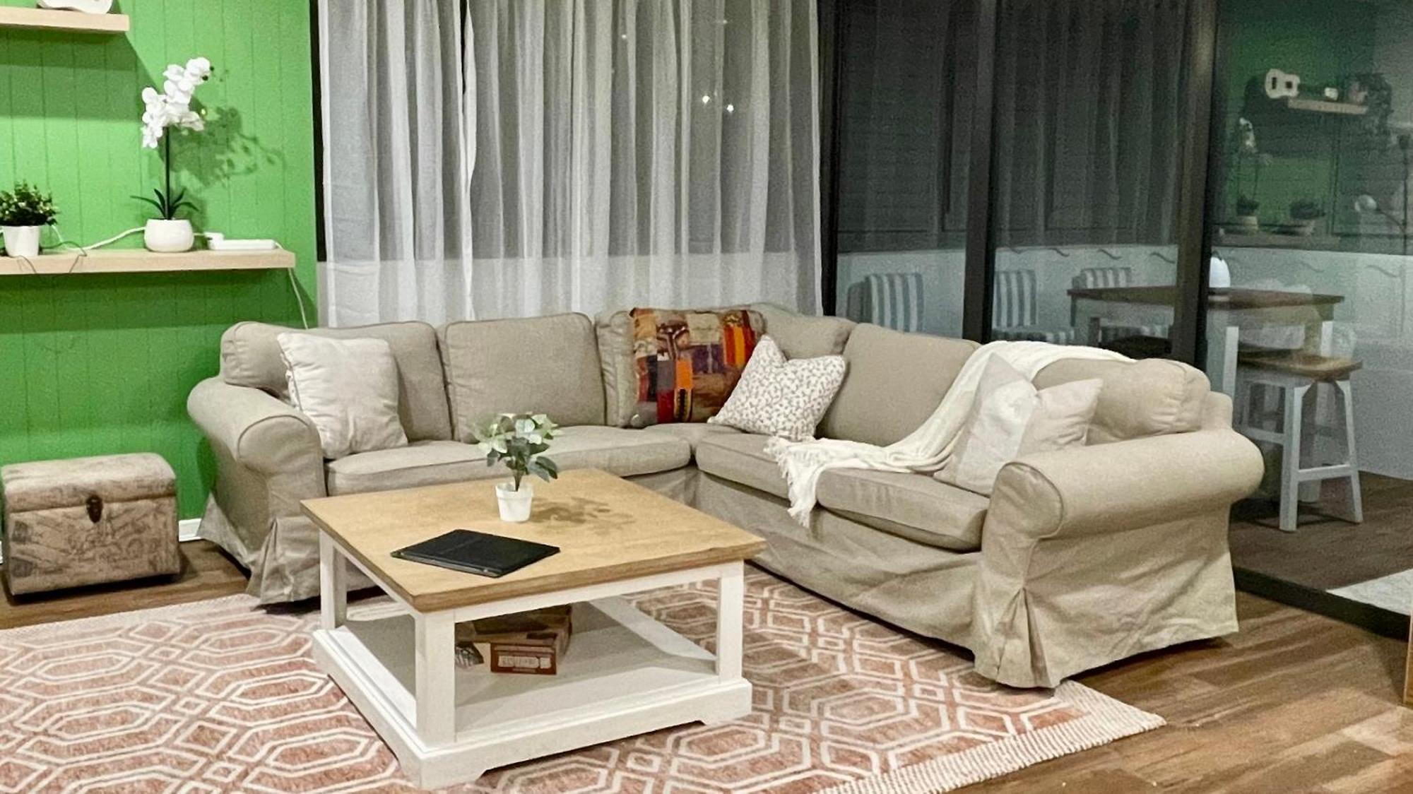 Altitude On Montville Rum bild A living room with a sofa and a coffee table