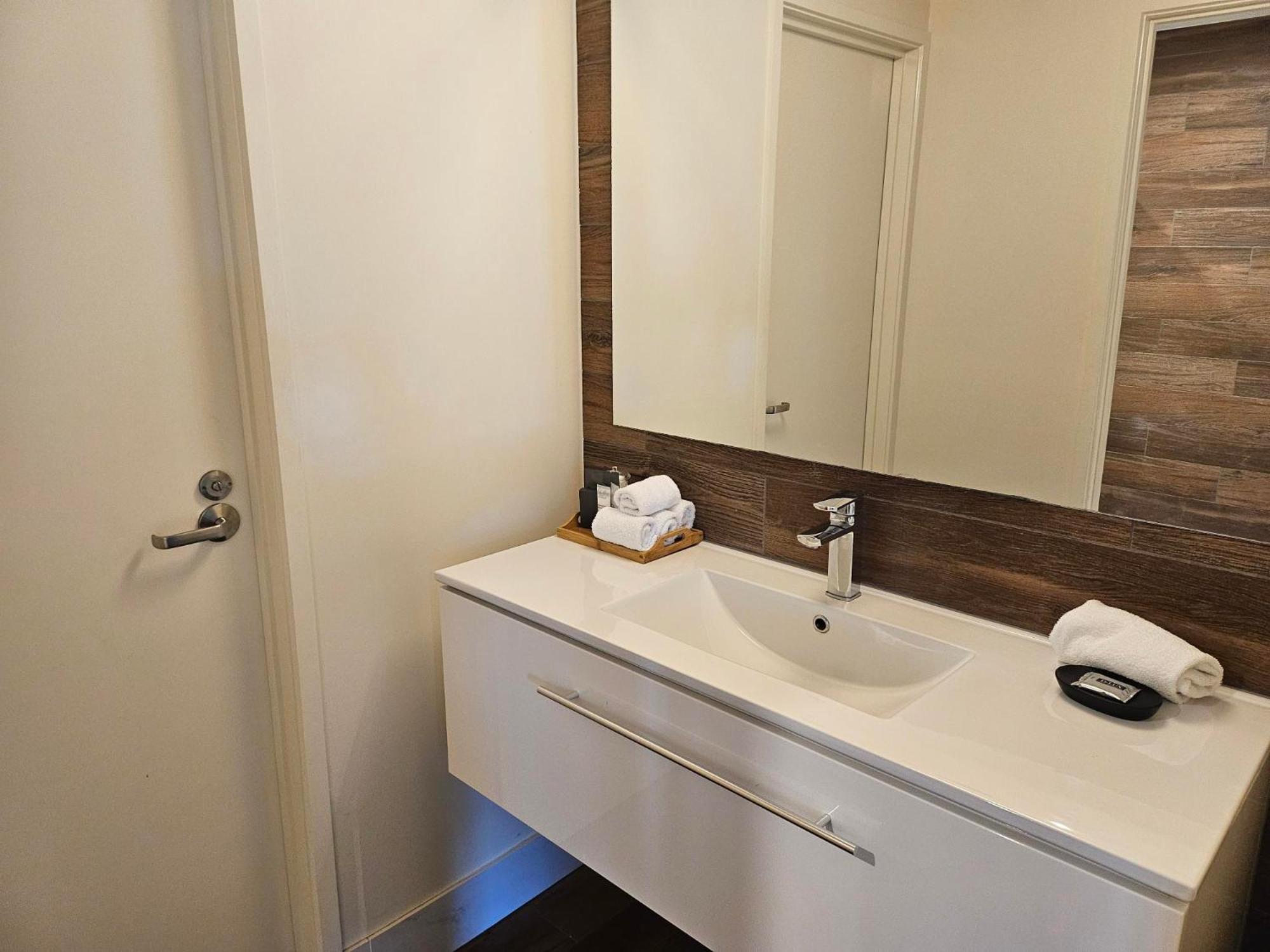 Altitude On Montville Exteriör bild Bathroom