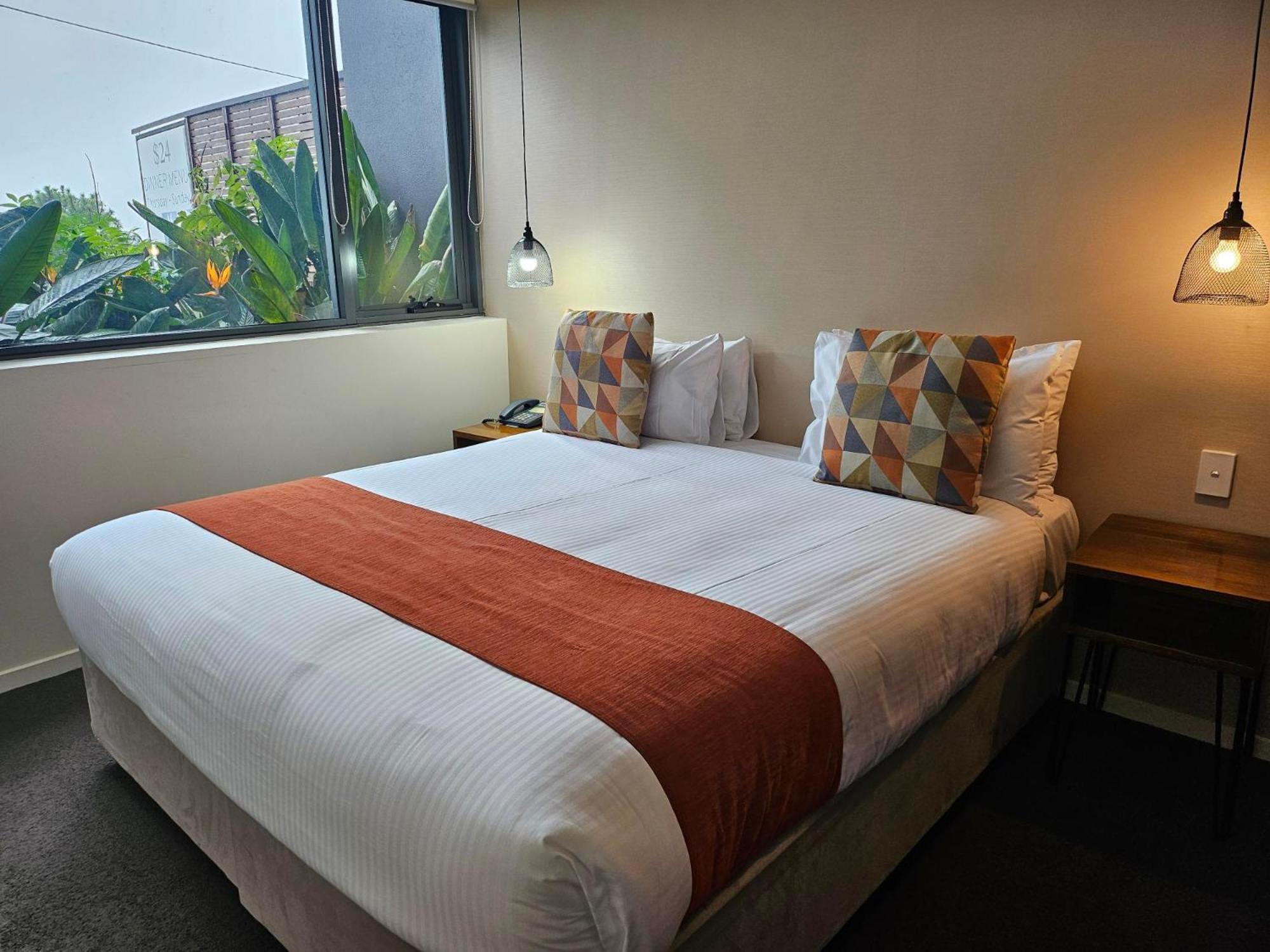 Altitude On Montville Rum bild A bed with a bed runner