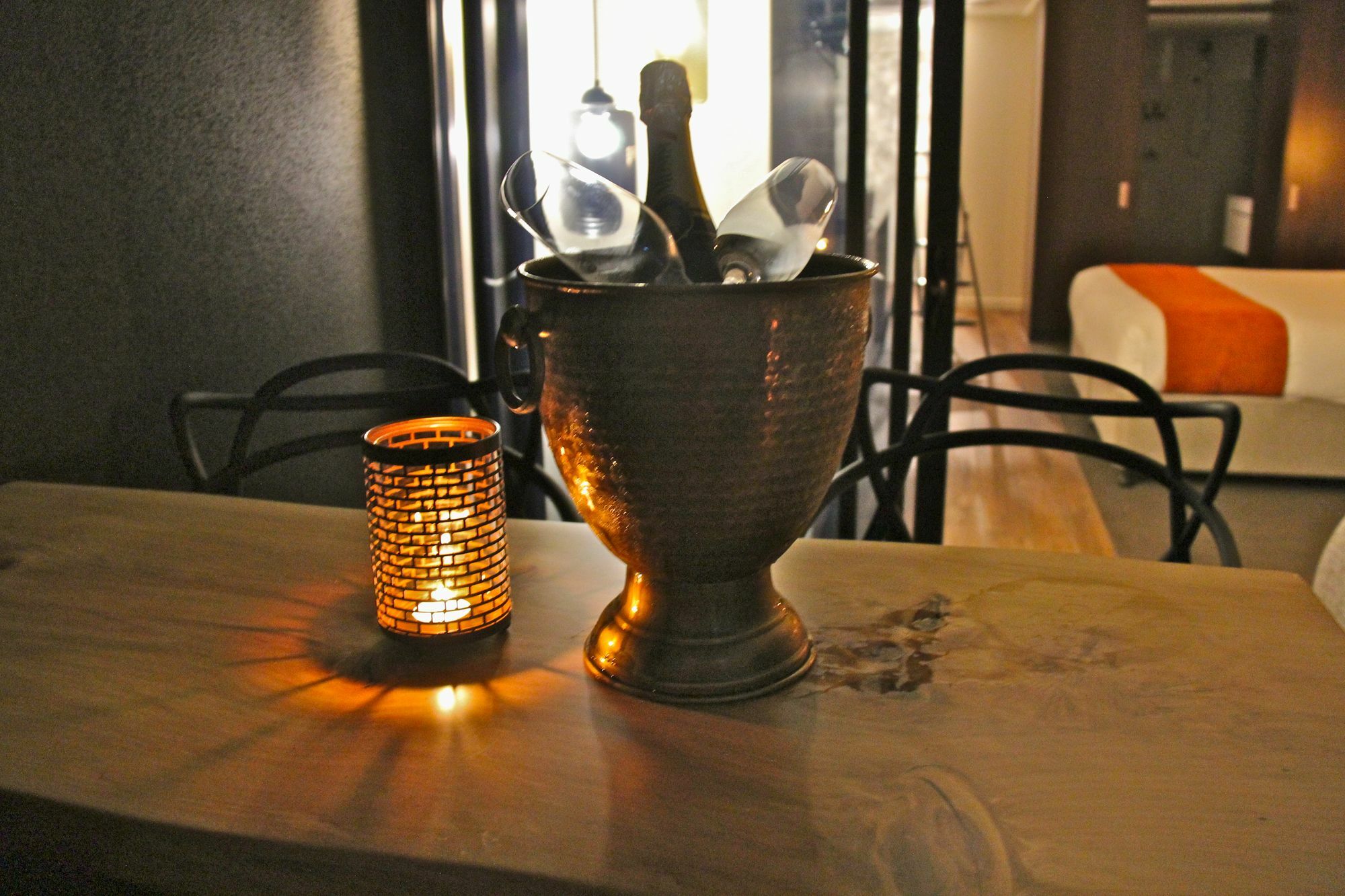 Altitude On Montville Exteriör bild Champagne in a champagne bucket
